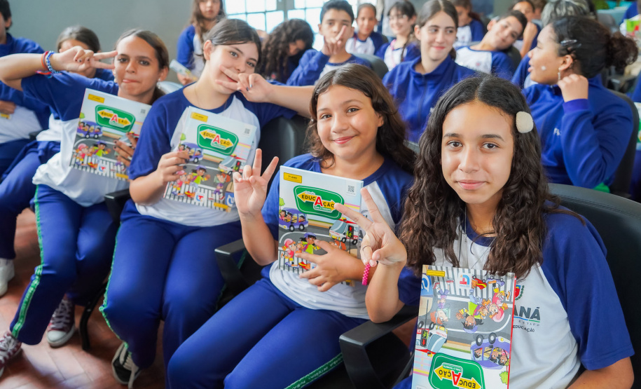 SEED - Escolas integrais recebem material de educação para o trânsito