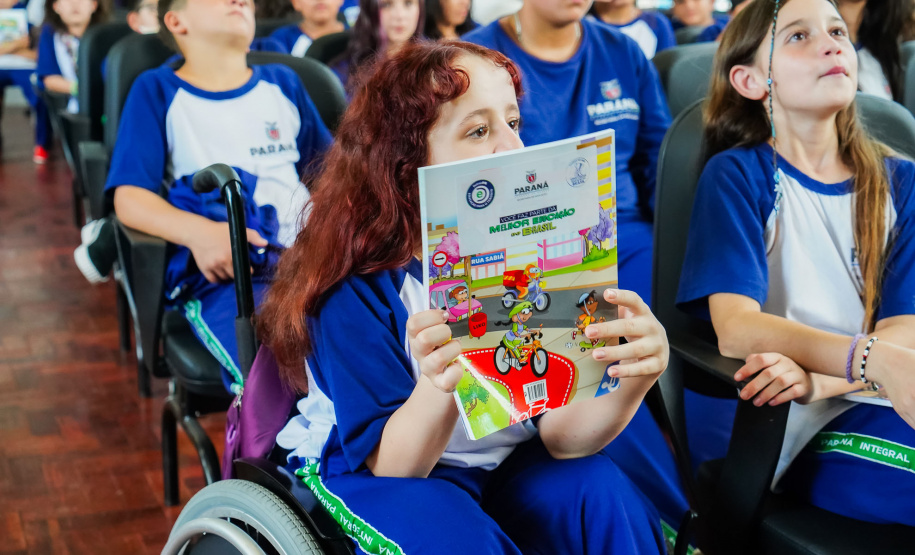 SEED - Escolas integrais recebem material de educação para o trânsito