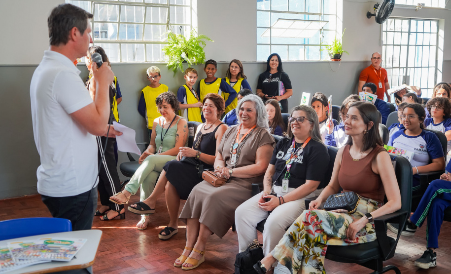 SEED - Escolas integrais recebem material de educação para o trânsito