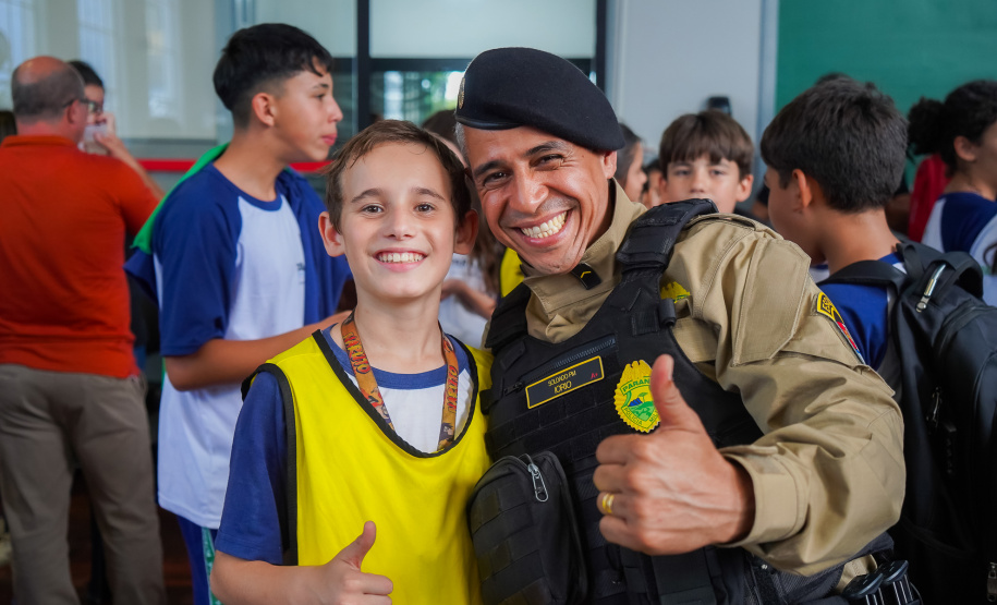 SEED - Escolas integrais recebem material de educação para o trânsito
