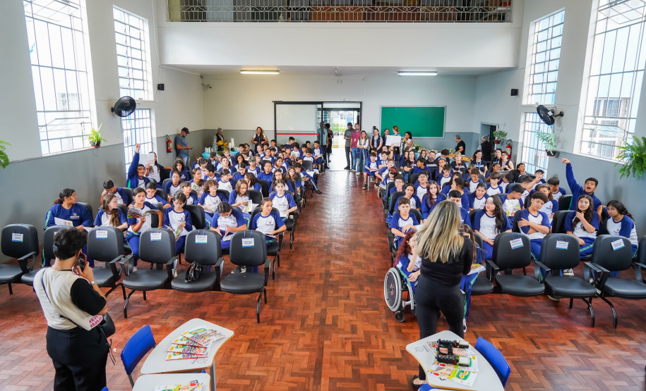 SEED - Escolas integrais recebem material de educação para o trânsito