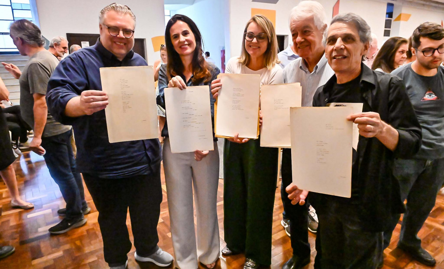 Família de Paulo Leminski recebe, na BPP, textos achados do autor após 44 anos