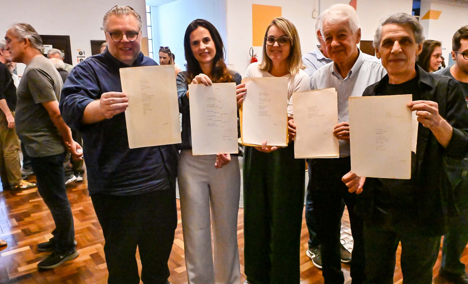 Família de Paulo Leminski recebe, na BPP, textos achados do autor após 44 anos