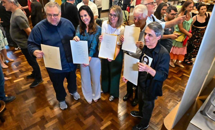 Família de Paulo Leminski recebe, na BPP, textos achados do autor após 44 anos