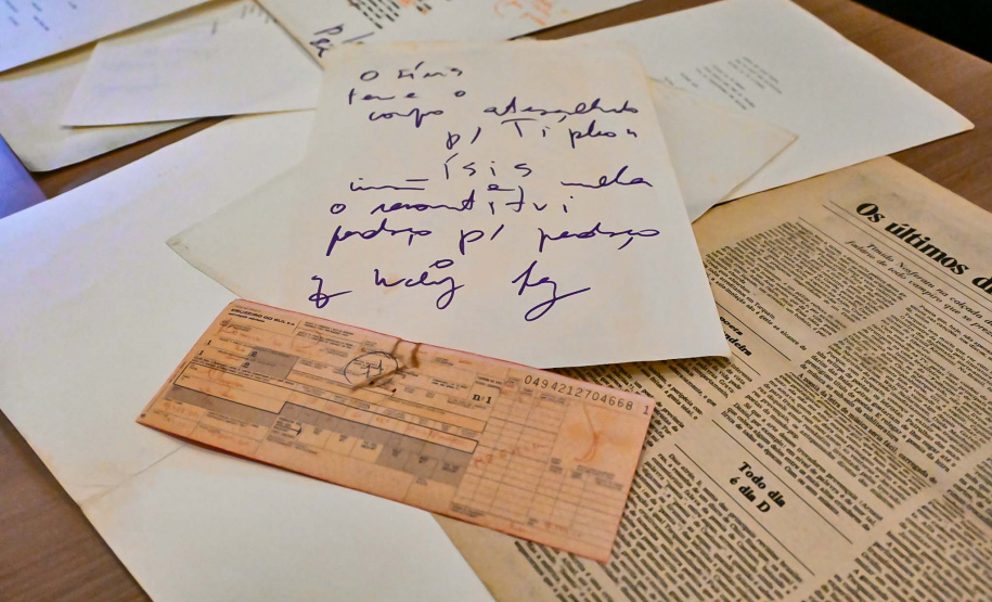 Família de Paulo Leminski recebe, na BPP, textos achados do autor após 44 anos