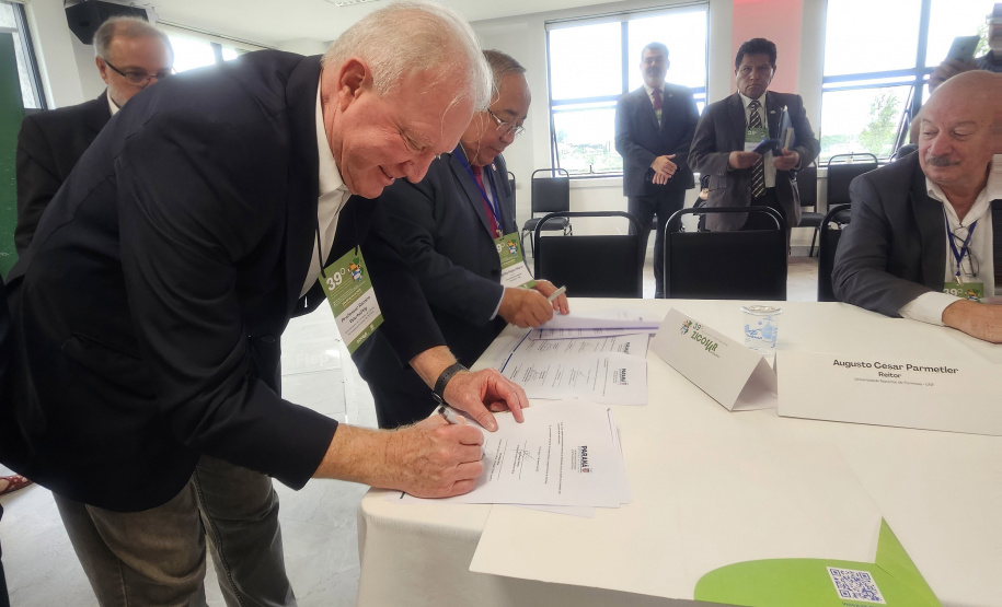 FUNDAÇÃO ARAUCÁRIA - ZICOSUR Universitário e Governo alinham estratégias de desenvolvimento regional