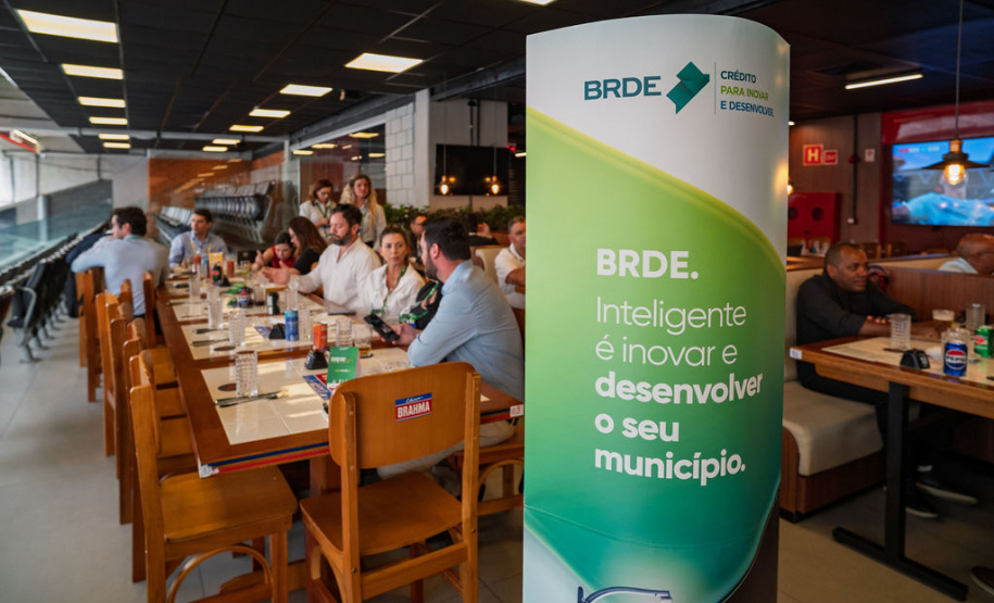 BRDE reúne prefeitos e lideranças de 15 municípios em agenda estratégica durante Smart City Expo