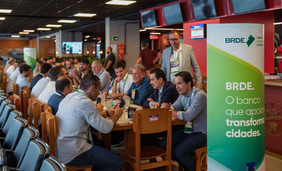 BRDE reúne prefeitos e lideranças de 15 municípios em agenda estratégica durante Smart City Expo