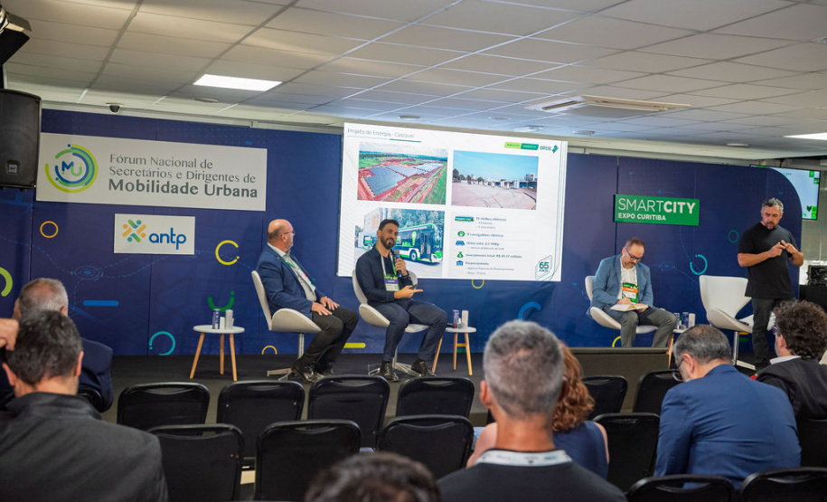 BRDE reúne prefeitos e lideranças de 15 municípios em agenda estratégica durante Smart City Expo