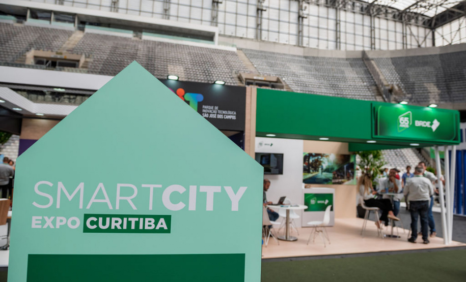 BRDE reúne prefeitos e lideranças de 15 municípios em agenda estratégica durante Smart City Expo