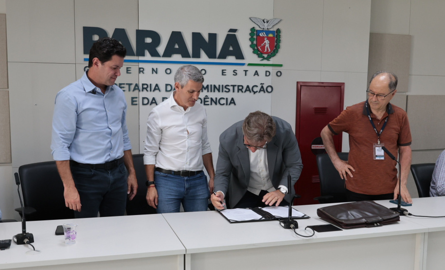 Governo do Estado assina contrato para estudos e anteprojeto do BRT Norte-Su