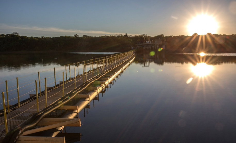 Investimentos e gestão dos sistemas de água e esgoto com foco no combate às perdas de água colocam Foz do Iguaçu como destaque no ranking nacional de saneamento (foto da captação flutuante da Sanepar no Lago de Itaipu