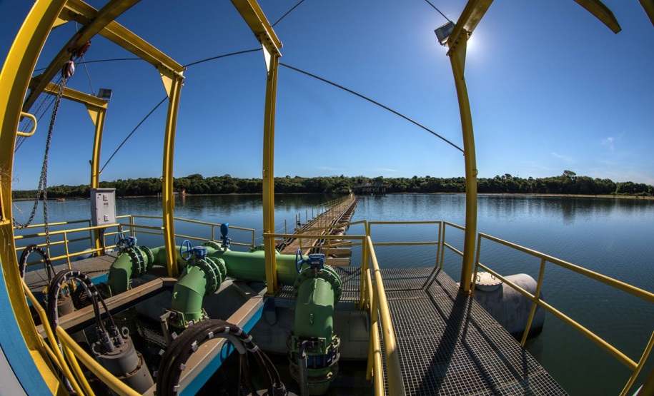 Investimentos e gestão dos sistemas de água e esgoto com foco no combate às perdas de água colocam Foz do Iguaçu como destaque no ranking nacional de saneamento (foto da captação flutuante da Sanepar no Lago de Itaipu