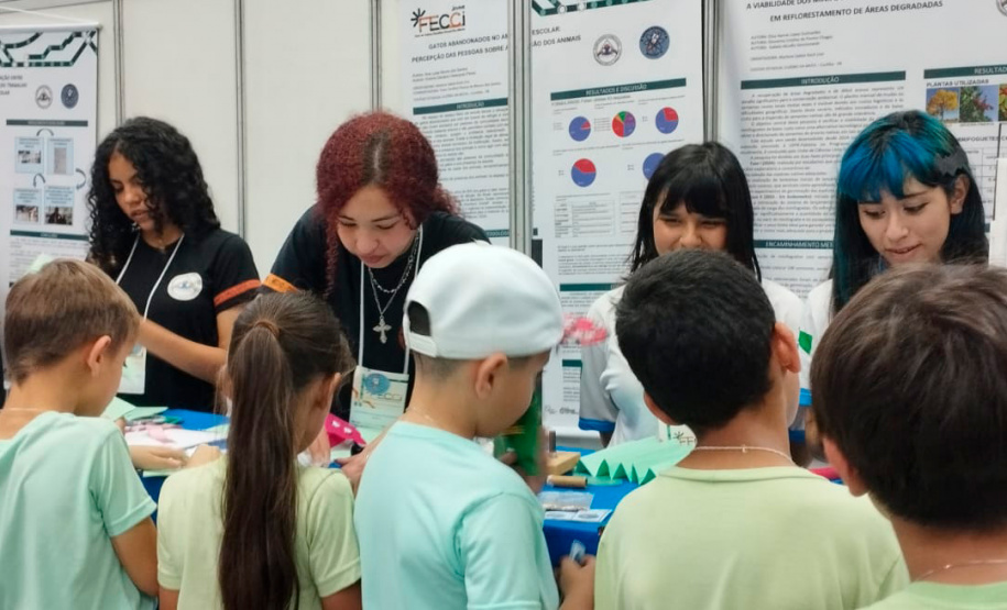 Rede de Clubes de Ciência fortalece protagonismo de meninas na pesquisa escolar