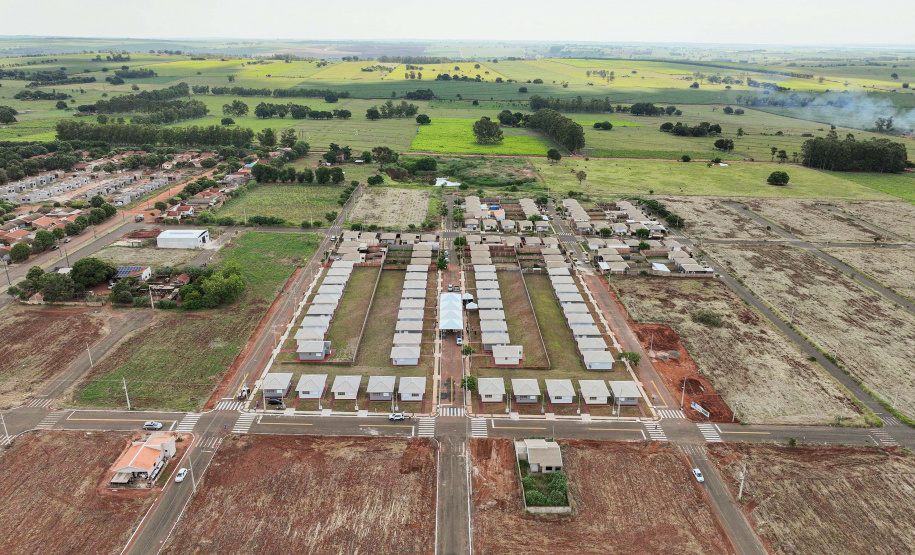 Entrega de casas e estradas rurais Terra Rica