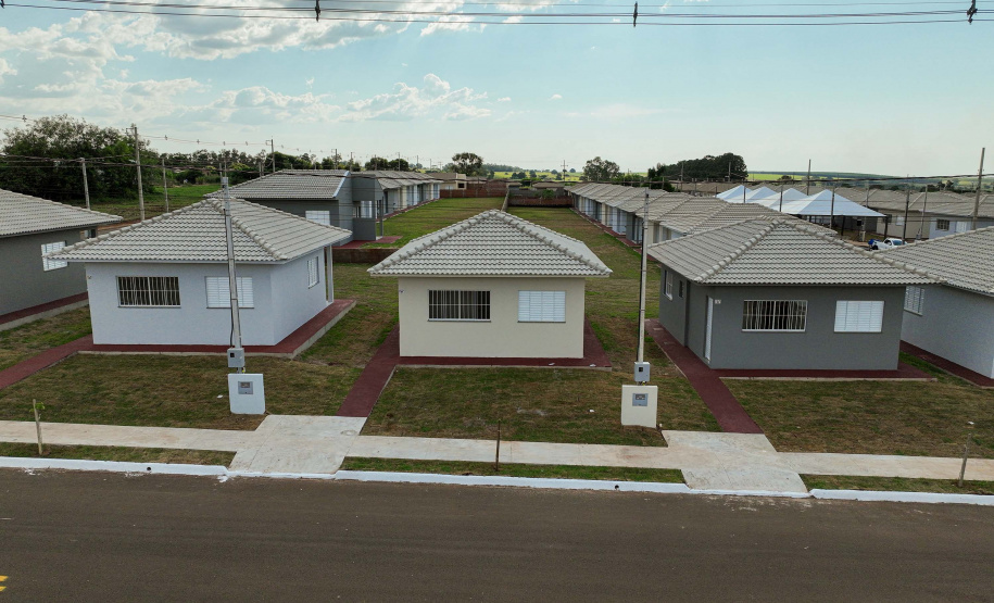 Entrega de casas e estradas rurais Terra Rica