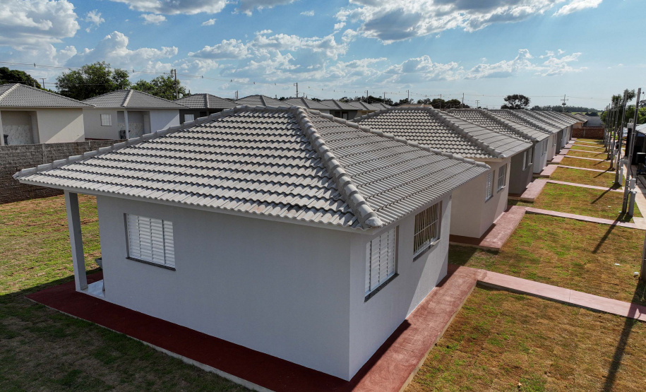 Entrega de casas e estradas rurais Terra Rica