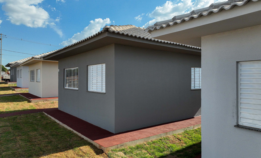 Entrega de casas e estradas rurais Terra Rica