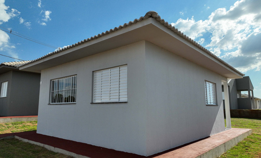 Entrega de casas e estradas rurais Terra Rica