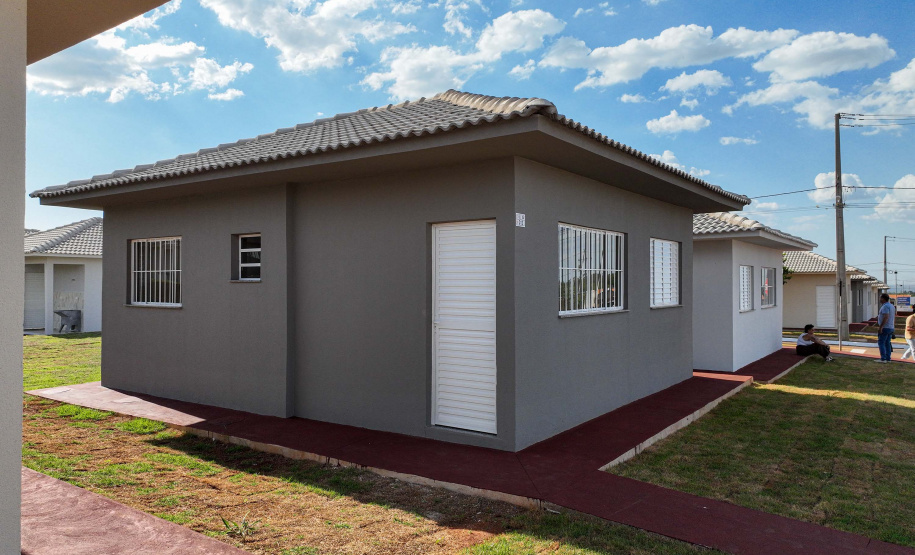 Entrega de casas e estradas rurais Terra Rica