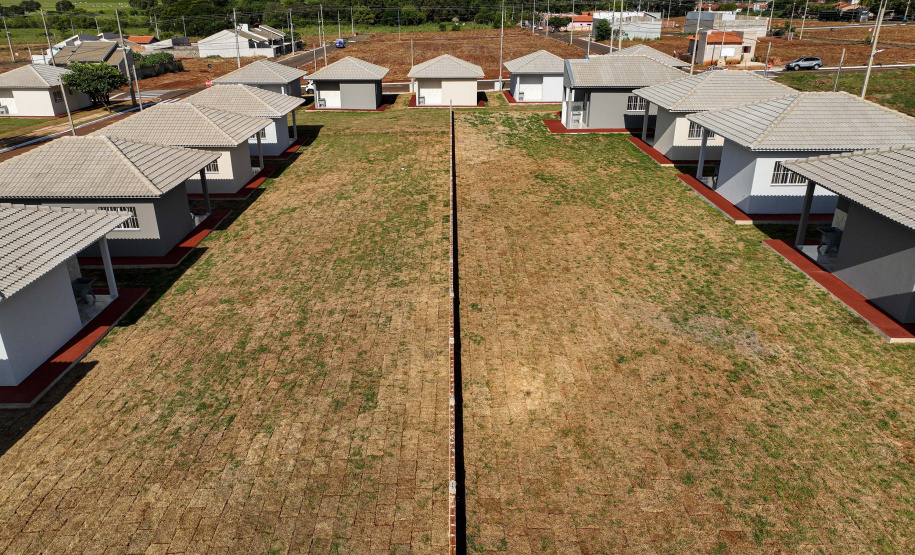 Entrega de casas e estradas rurais Terra Rica