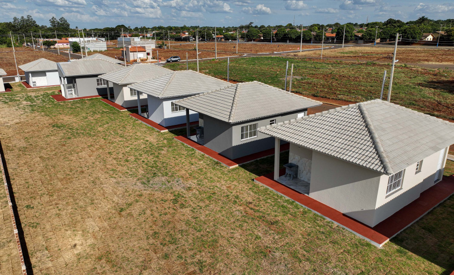 Entrega de casas e estradas rurais Terra Rica