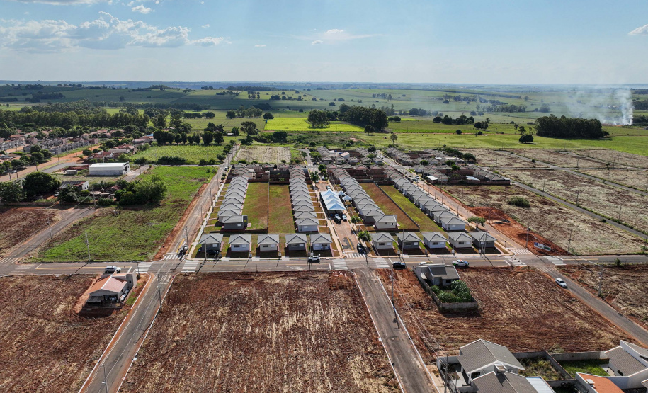 Entrega de casas e estradas rurais Terra Rica