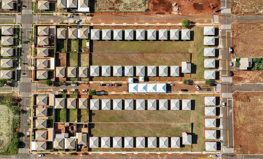 Entrega de casas e estradas rurais Terra Rica