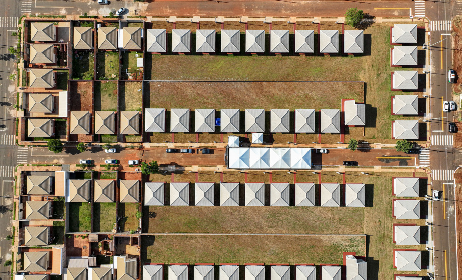 Entrega de casas e estradas rurais Terra Rica
