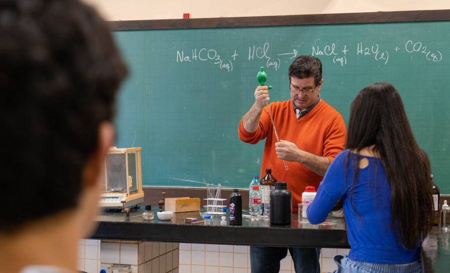 Pesquisa ouve 45 mil profissionais da educação sobre a realidade das escolas do Paraná