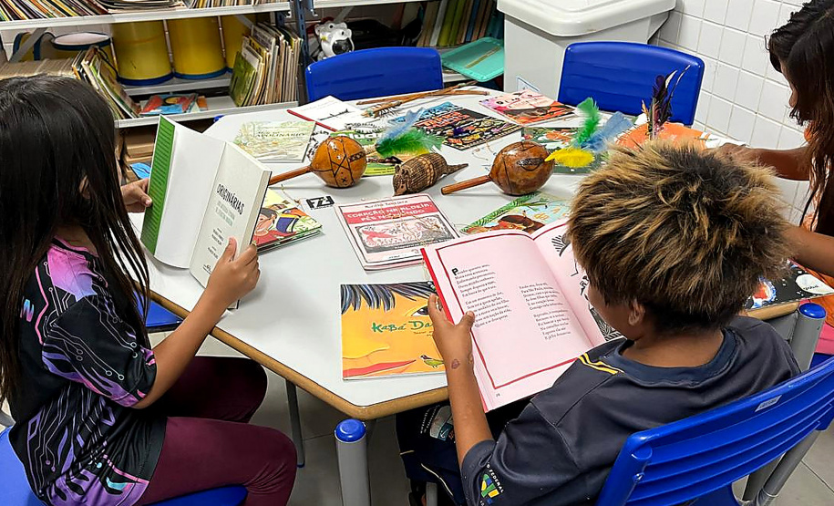 Rede estadual amplia acervo com literatura indígena para 3,6 mil estudantes no Paraná.