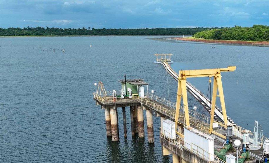 Investimentos e gestão dos sistemas de água e esgoto com foco no combate às perdas de água colocam Foz do Iguaçu como destaque no ranking nacional de saneamento (foto da captação flutuante da Sanepar no Lago de Itaipu