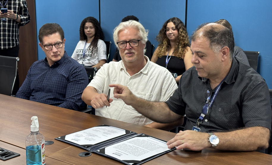 SETI - Governo anuncia projeto para digitalizar acervos históricos do Arquivo Público do Paraná