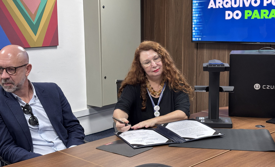 SETI - Governo anuncia projeto para digitalizar acervos históricos do Arquivo Público do Paraná