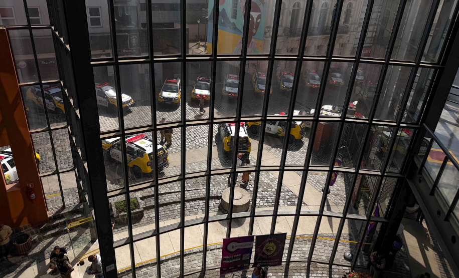 PMPR entrega 54 viaturas e capacita 152 policiais para reforçar combate à violência doméstica no Estado