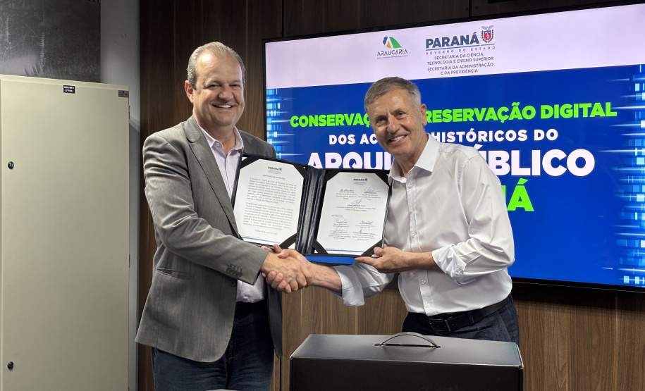 SETI - Governo anuncia projeto para digitalizar acervos históricos do Arquivo Público do Paraná