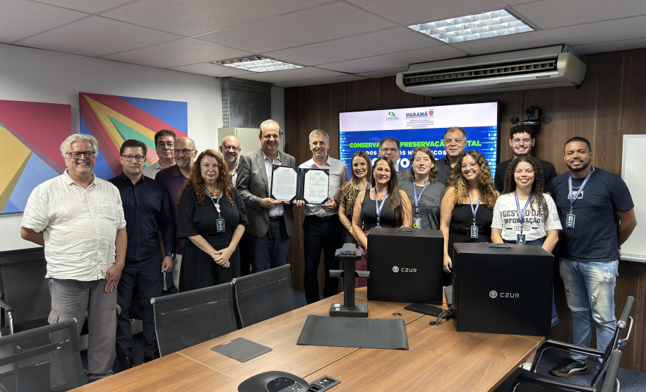 SETI - Governo anuncia projeto para digitalizar acervos históricos do Arquivo Público do Paraná