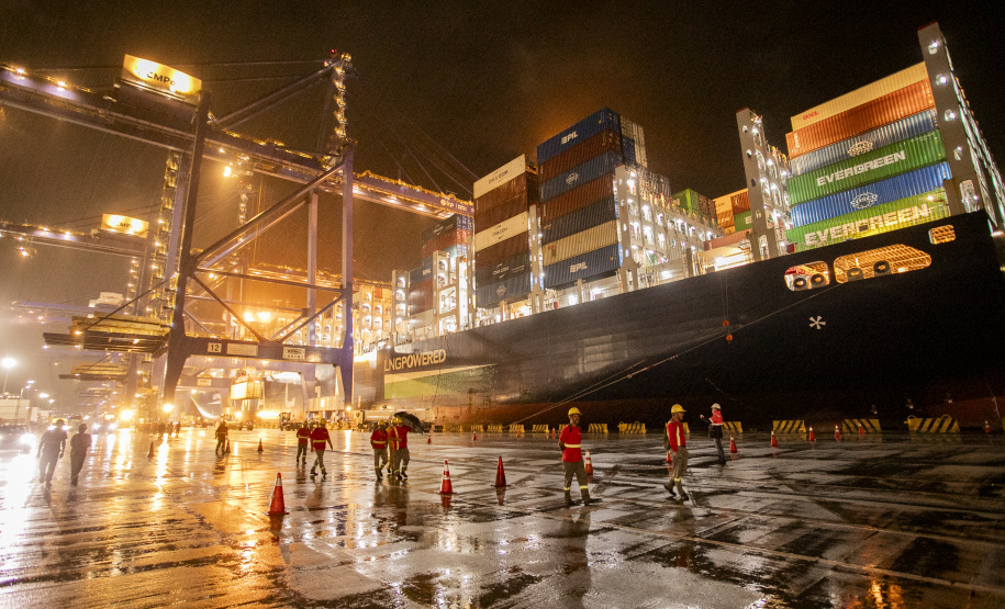 Porto de Paranaguá registra maior desembarque de veículos elétricos do Paraná