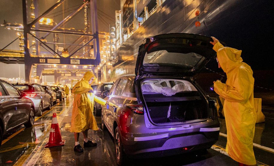 Porto de Paranaguá registra maior desembarque de veículos elétricos do Paraná