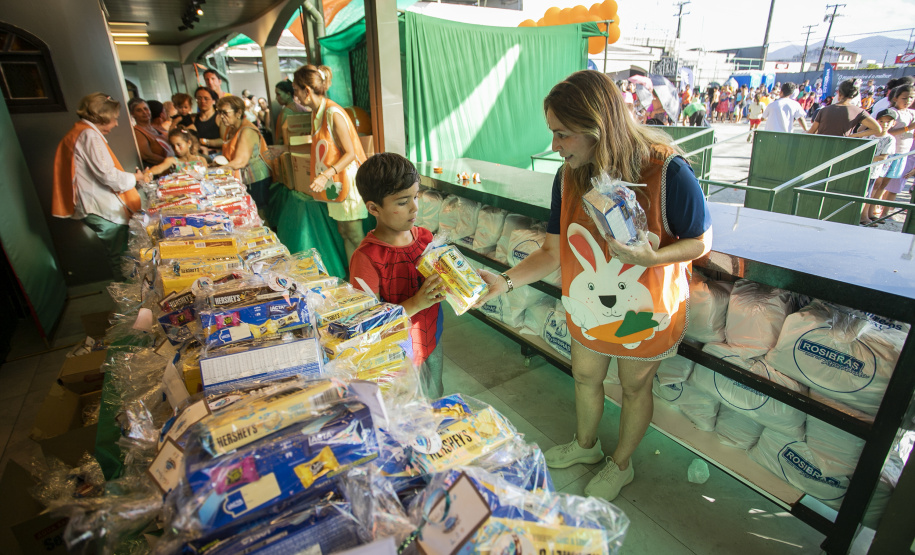 Mais de 1.500 kits são distribuídos em ação de Páscoa da Portos do Paraná
