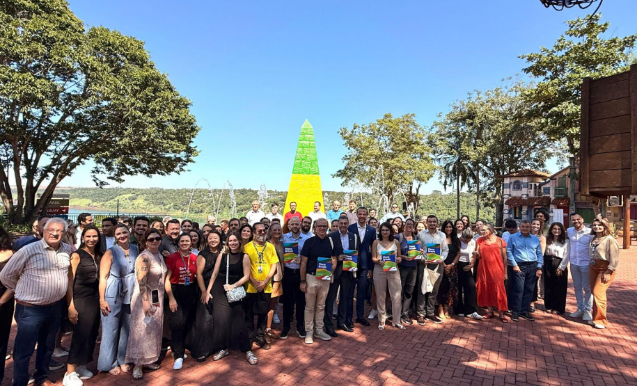 Estimativa é que turistas da América do Sul injetaram 320 milhões de dólares no Paraná em 2025