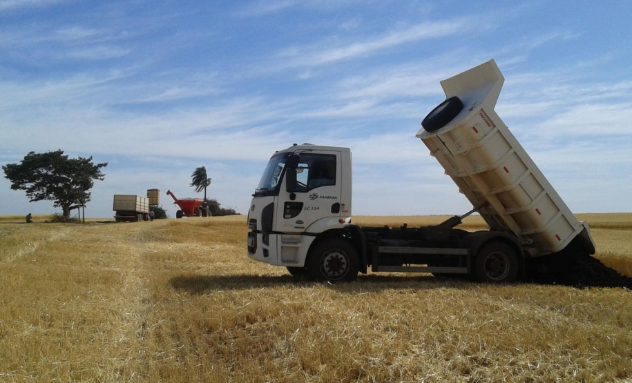 Sanepar abre edital e amplia distribuição de lodo para a agricultura
