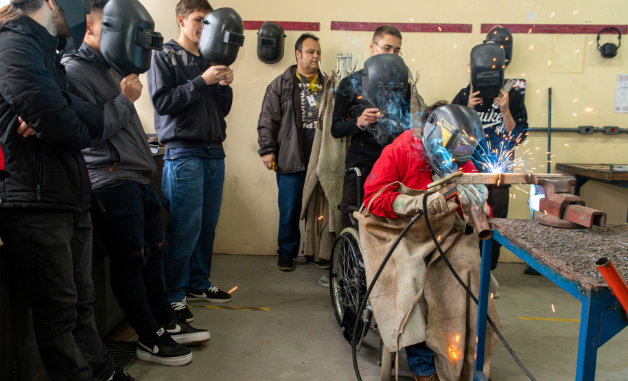 Ensino técnico da rede estadual do Paraná impulsiona estudantes ao mercado de trabalho