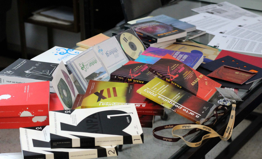 Doação de materiais para Centro de Documentação do MAC Paraná