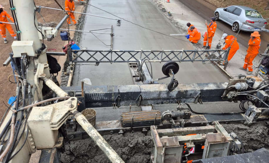 Obra de whitetopping da PRC-487 e PR-460 entre Nova Tebas e Pitanga