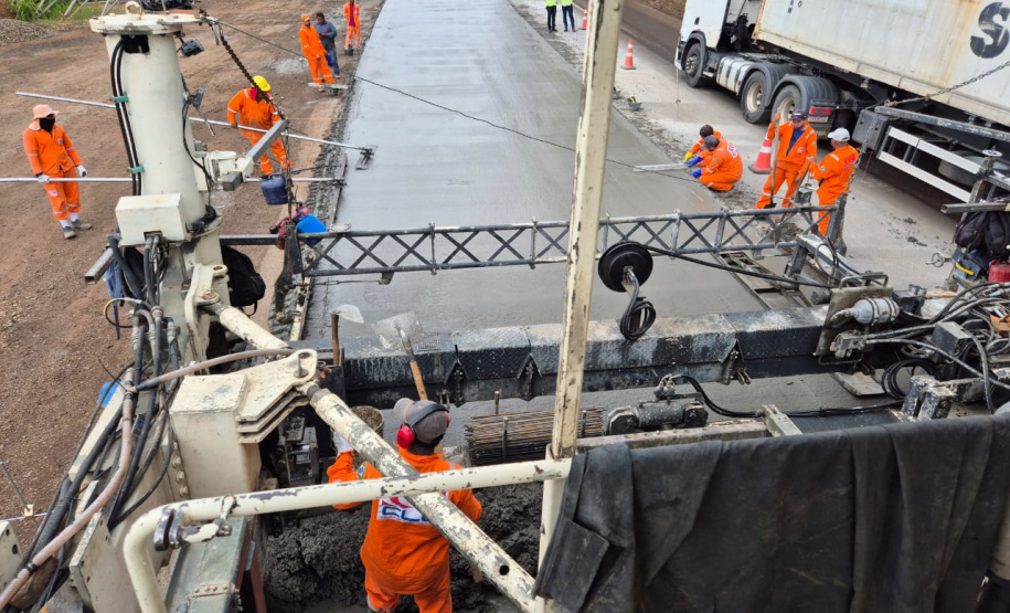 Obra de whitetopping da PRC-487 e PR-460 entre Nova Tebas e Pitanga