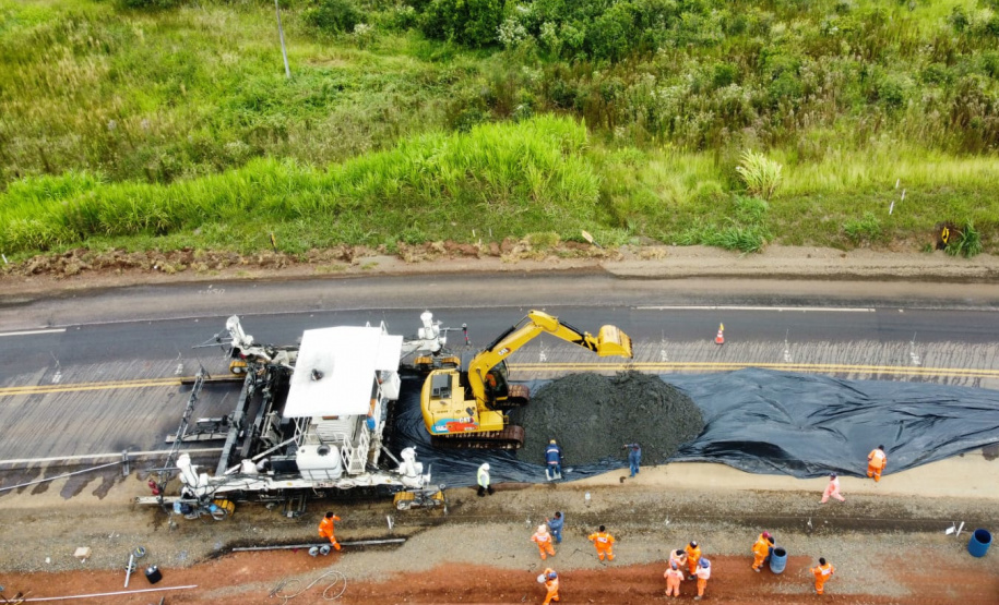 Obra de whitetopping da PRC-487 e PR-460 entre Nova Tebas e Pitanga