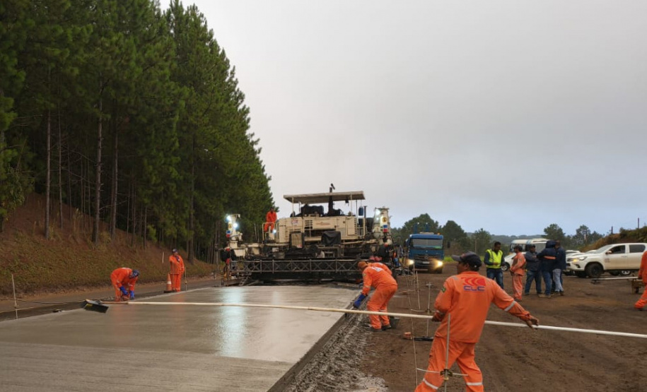 Obra de whitetopping da PRC-487 e PR-460 entre Nova Tebas e Pitanga