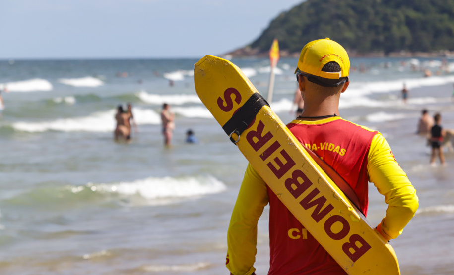 Bombeiros reforçam segurança para shows do Verão Maior Paraná na Ilha do Mel e orientam banhistas
