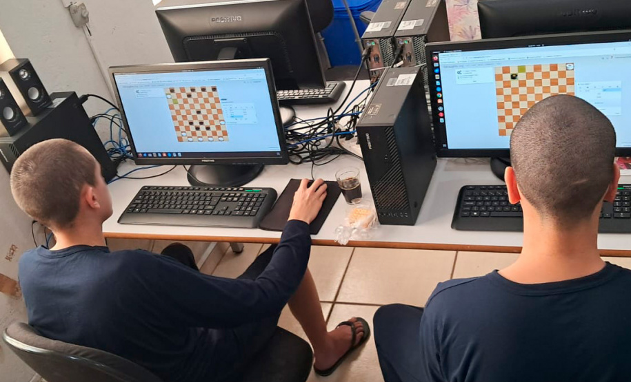 SEJU - Adolescentes da socioeducação do Paraná participam do I Torneio Interestadual de Damas Online